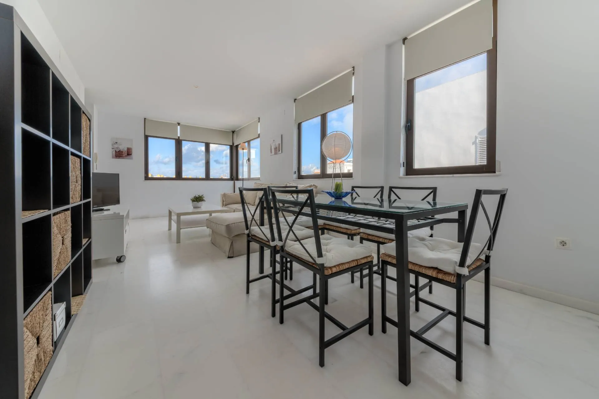 Salón comedor luminoso de un apartamento en Conil