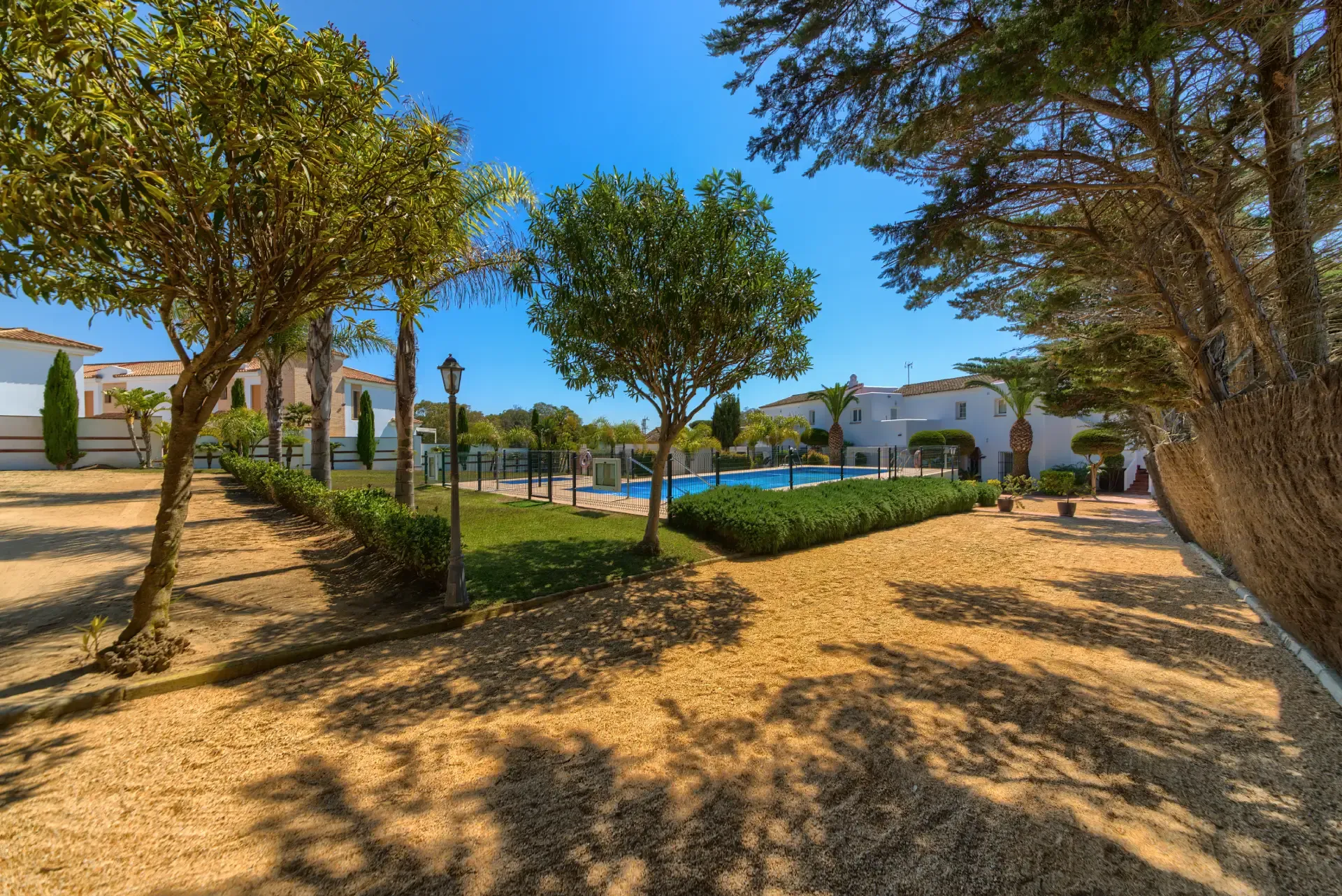 Piscina comunitaria de adultos y niños junto a las villas