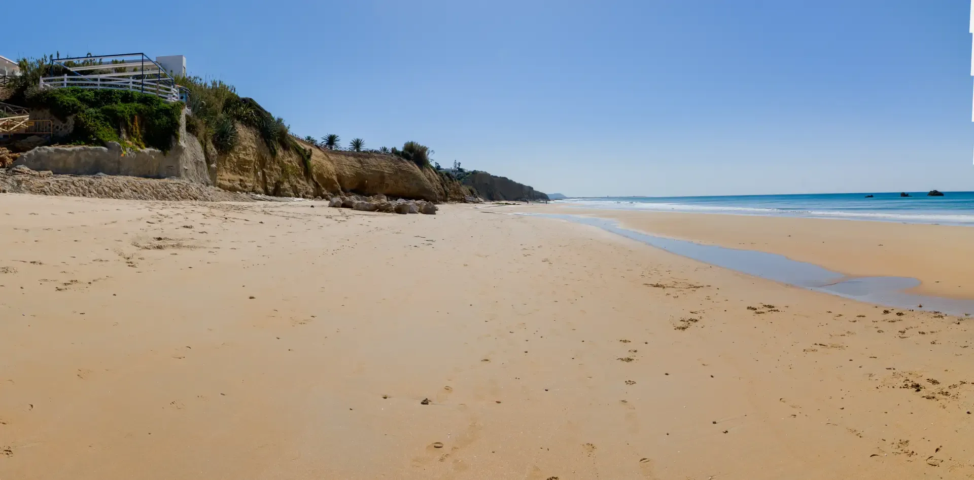 Playa de arena dorada en la Costa de la Luz