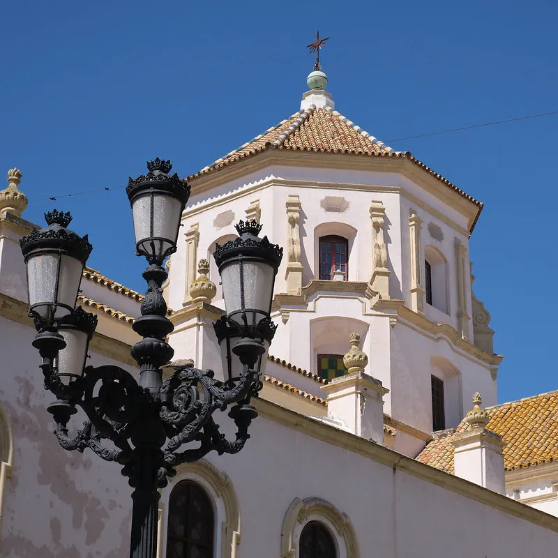 Uitzicht op de kathedraal van Cádiz met een straatlantaarn. Wat te zien in Cádiz