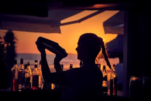 Cocktail bei Sonnenuntergang im Chiringuito Feduchy Playa am Strand La Fontanilla