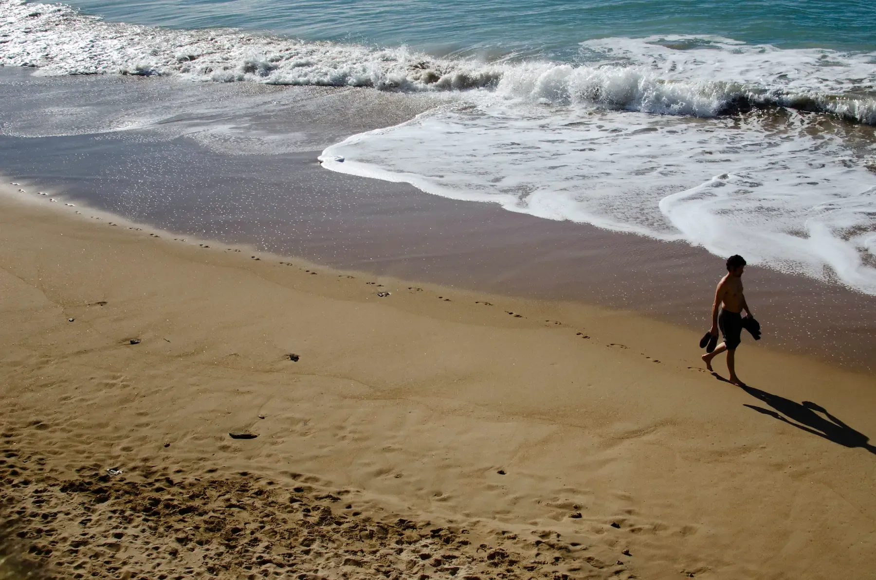 Paseo por la orilla en una playa de Cádiz