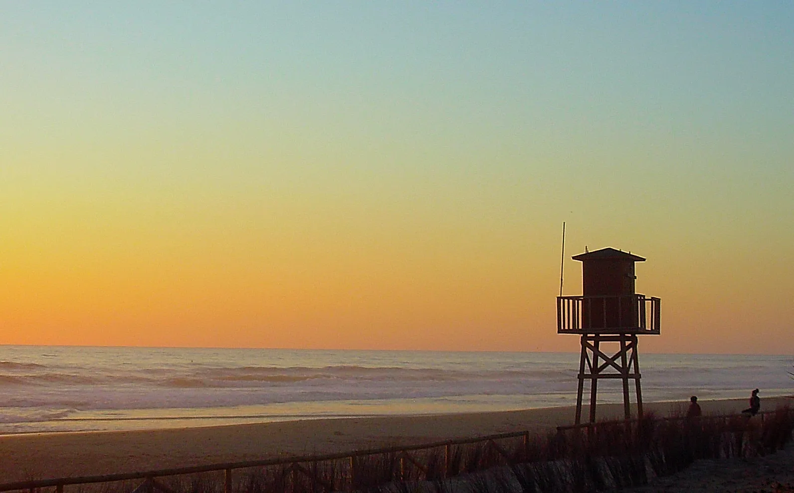 Atardecer con torre de socorrista en la playa de El Palmar