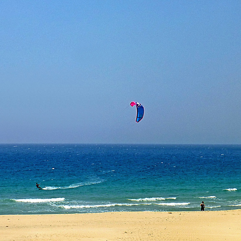 Kitesurfen am Strand von Bolonia